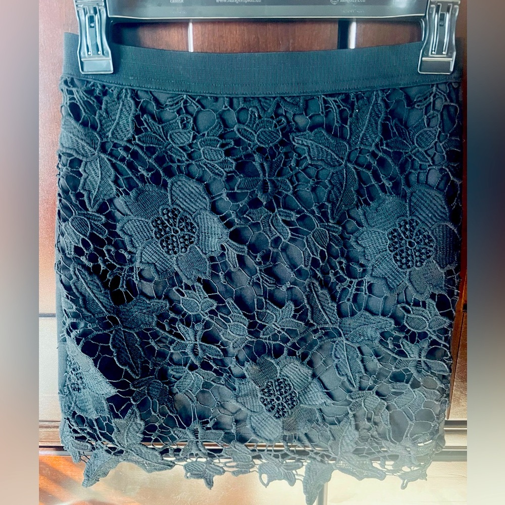 American Eagle Black Lace Floral Mini Skirt Size 2 – Back Zipper